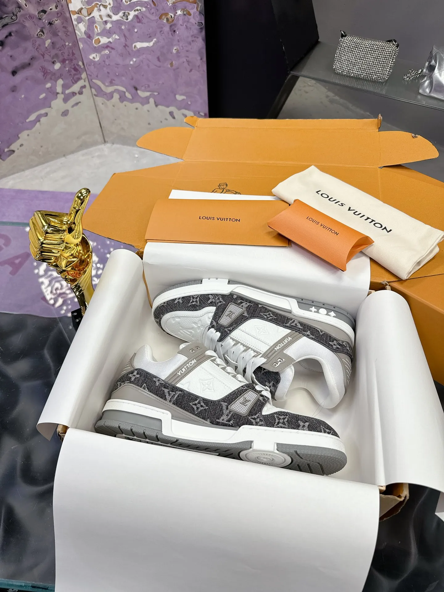👟👟Ex-factory price 720👟👟 Original development, quality shipments, welcome to compare ❥❥❥❥❥❥LV Trainer Maxi sneakers series LV Trainer Maxi sneakers introduce the loose silhouette of the ready-to-wear series into the LV Trainer sneaker design written by Virgil Abloh, making an eye-catching appearance at the 2024 spring and summer men's wear show. The cow leather upper is combined with rough fabric laces, and colorful beading highlights the brand's classic elements. LV letters mark the tongue and Monogram floral outsole. Mixed materials Made of first-layer cowhide, wrapped in imported custom-printed denim, thick shoelace design, large Monogram print on the side, "lv 54" badges on the tongue and heel, rubber outsole decorated with Monogram flowers, mesh lining and cotton feet, the comfort is as extreme as ever, premium heritage, quality first, worth owning! Size: 35-40 for women, 39-44 for men (45 is custom-made and cannot be returned or exchanged) ♡Full set of packaging with original gift box